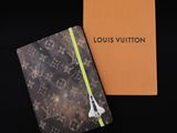 un carnet Louis Vuitton orné d'une navette spatiale