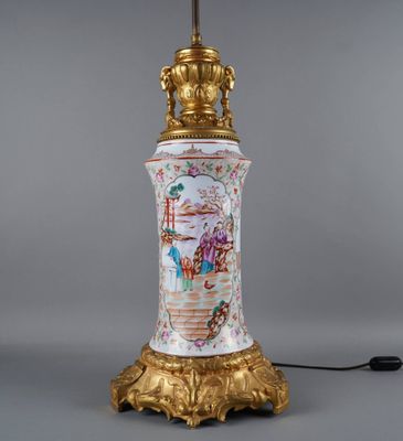 une image représentant une lampe posée sur une table, dont la lumière est allumée
