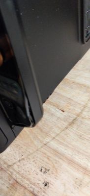un gros plan d'un four grille-pain posé sur une table en bois