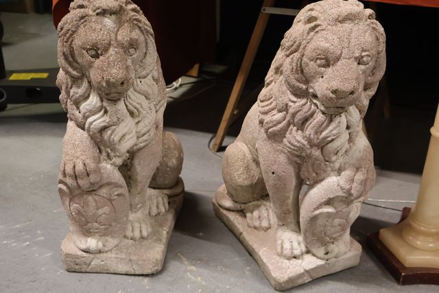 Deux lions décoratifs en pendant en pierre reconstituée ou béton ...