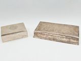 une paire de boîtes argentées sur fond blanc