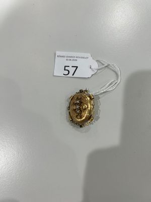 un gros plan d'un objet plaqué or sur une surface blanche