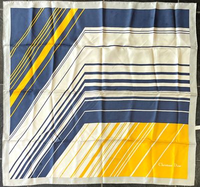 CHRISTIAN DIOR. Carré en twill de soie imprimée à décor géom…
