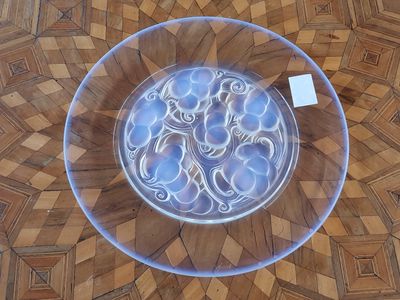 une plaque de verre ornée d'un motif, posée sur un parquet