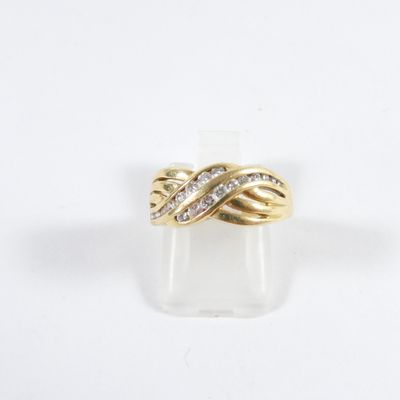 Gros plan sur une bague en or ornée de diamants