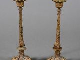 paire de bougeoirs anciens en laiton ornés de motifs floraux