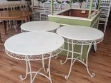 deux tables posées sur un plancher en bois
