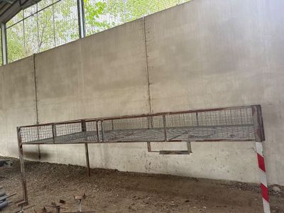un banc en métal au milieu d'un bâtiment