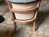 une chaise qui se trouve au milieu d'une pièce