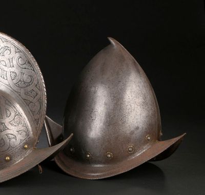 deux casques posés l'un à côté de l'autre