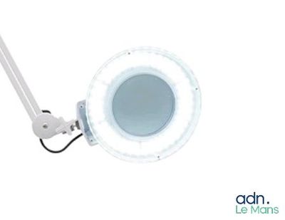 une image montrant un gros plan d'une lampe sur fond blanc