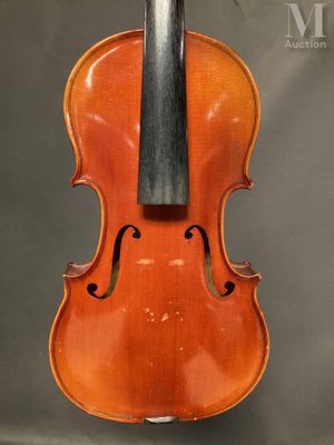 un vieux violon avec un archet posé sur un chevalet