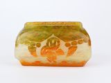 un vase en verre avec un motif sur une surface blanche