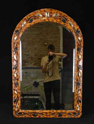 un homme se prenant en photo dans un miroir