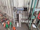 une machine placée au milieu d'une pièce