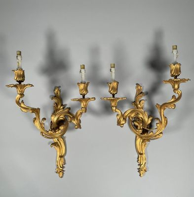 Paire d'APPLIQUES de style Louis XV à deux bras de lumière L…