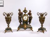 trois statues placées les unes à côté des autres sur une table