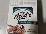 une boîte de gaufrettes « Need » posée sur une table