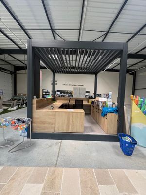 une photo d'un magasin où de nombreux articles sont éparpillés sur le sol