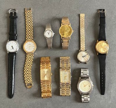 un grand nombre de montres posées sur une table