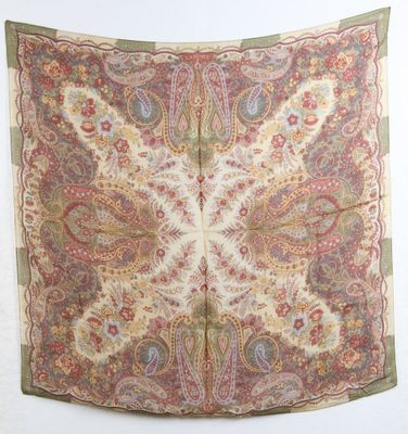 une grande écharpe à motifs paisley accrochée à un mur