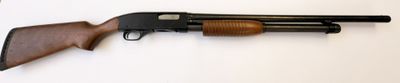 fusil posé sur une surface blanche, avec une crosse et un canon en bois