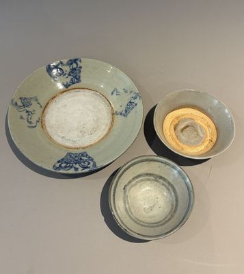 DEUX BOLS ET UN PLAT en porcelaine et en grès à glaçure bleu…