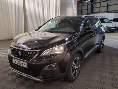 Le SUV noir est garé dans un garage dont le sol est à damier.