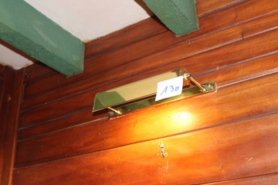 une photo d'une porte de salle de bains sur laquelle est accrochée une pancarte