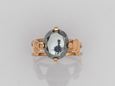 Gros plan sur une bague en or ornée d'un diamant noir
