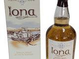 une bouteille de whisky écossais Lona à côté d'une boîte