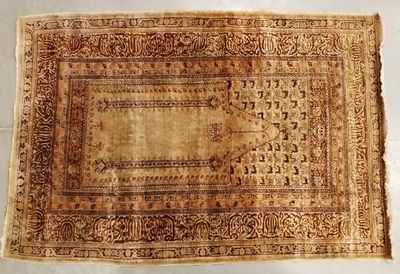 un vieux tapis orné d'un motif marron et beige