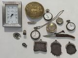 un grand nombre d'objets posés sur une table