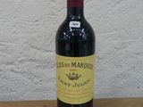 une bouteille de vin rouge posée sur une table en bois