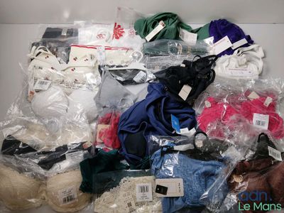 une pile de vêtements posée sur une table