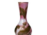 un vase rose orné d'une image d'oiseau