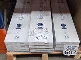 une palette remplie de cartons, dans un entrepôt