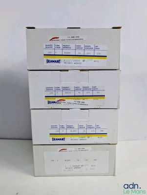 trois boîtes aux lettres sont empilées les unes sur les autres