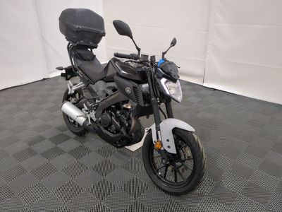 une moto qui est garée dans un garage