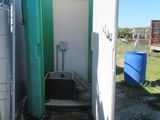 des toilettes situées au milieu d'un jardin