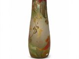 un vase avec un tableau posé sur une table