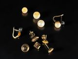 un gros plan sur un lot de boucles d'oreilles posées sur une surface noire