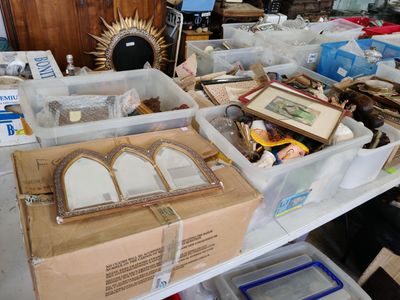 une table sur laquelle se trouvent de nombreuses boîtes et d'autres objets