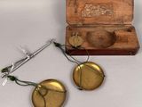 deux objets en laiton posés sur une table à côté d'une boîte en bois