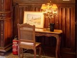 une photo d'un salon aux murs lambrissés