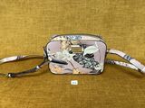 un petit sac à main rose orné d'un motif floral