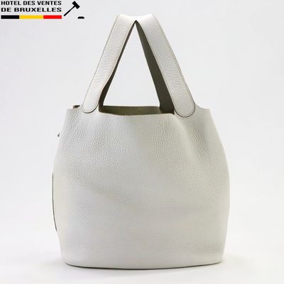 une photo d'un sac à main blanc muni d'une poignée noire