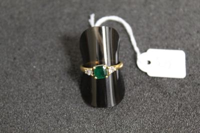 une bague sertie d'une pierre verte et munie d'une étiquette de prix