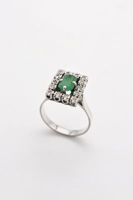 bague en émeraude et diamant sur fond blanc