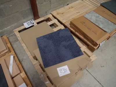 une pile de cartons sur lesquels sont posées des serviettes